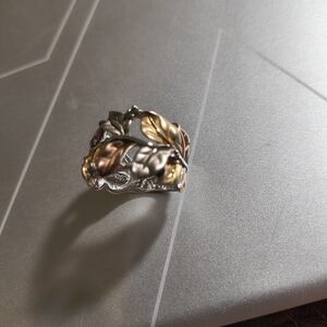 Elegant Two-Tone Leaf Ring